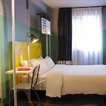 Hostel Room00 *