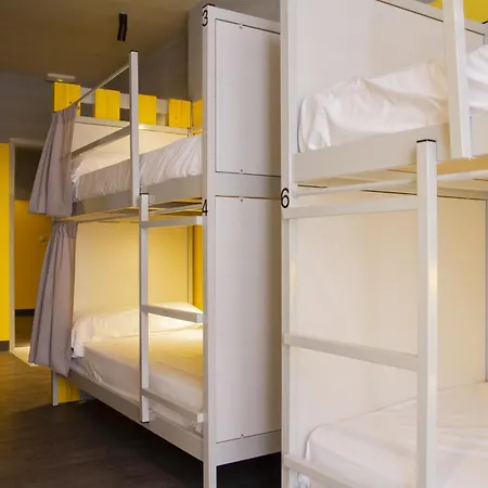 Room00 אכסניה